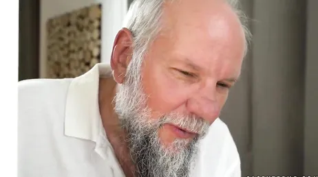 Cayla Lyons, une vingtaine d'années, laisse son grand-père la baiser..
