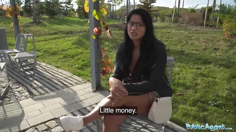 Jävla på gatan med en Latina med fina feta bröst..