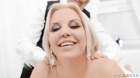 Die dickärschige Blondine Fesser fängt an, die Masseurin zu ficken.