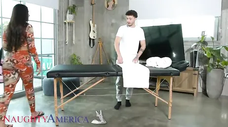 Nog een slet die haar benen spreidt om de masseuse te neuken..