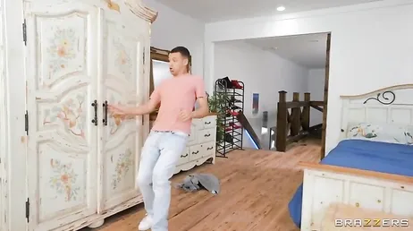 La tante a surpris le jeune neveu dans sa chambre. Que va-t-elle faire ?