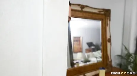 La tante a surpris le jeune neveu dans sa chambre. Que va-t-elle faire ?