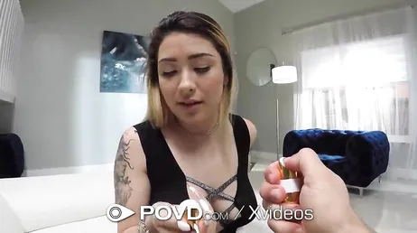 Il joue avec ma chatte, me baise fort et éjacule sur mon visage, ouf !