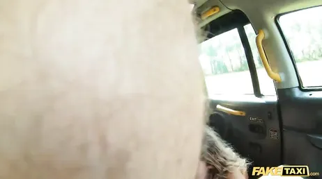 Till slut får taxichauffören en avsugning av denna heta kvinna...