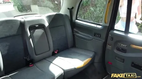 Till slut får taxichauffören en avsugning av denna heta kvinna...
