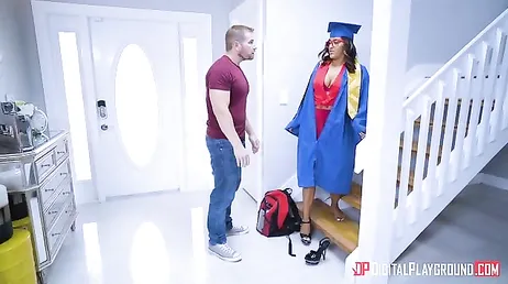 C'est son jour de remise des diplômes et elle est très excitée. Elle veut de la bite !