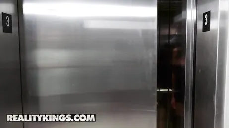 Sean Lawless en Autumn Falls neuken hard in de lift!