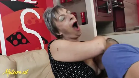 La vieille femme apprécie quand elle met la bite du petit-fils dans sa bouche.