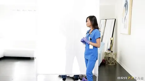L'infirmière me rend la tâche difficile et je lui baise tout le cul.