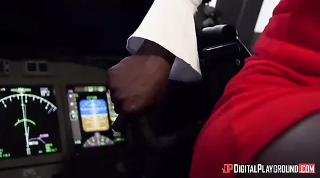 Flygplanspiloten börjar knulla dessa två flygvärdinnor..