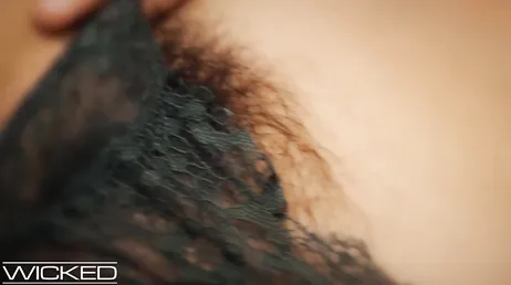 Gina Valentina, avec la lingerie macho la plus sexy...