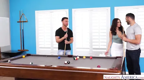 Lana Rhoades, je kunt haar zien genieten van twee goede pikken, uuf!