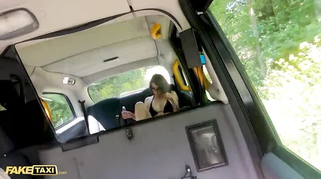Getatoeëerde en geile toerist wordt hard geneukt in de taxi..