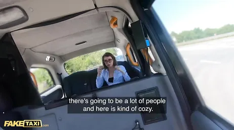 Getatoeëerde en geile toerist wordt hard geneukt in de taxi..