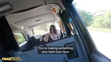 Getatoeëerde en geile toerist wordt hard geneukt in de taxi..