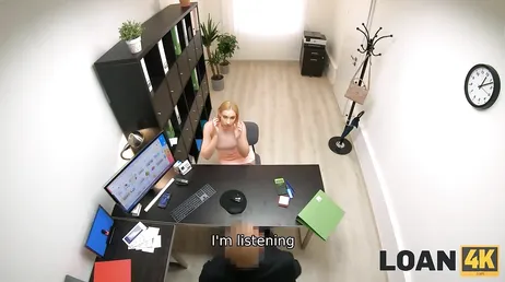 Il regista registra le zie che vengono a chiedergli soldi.