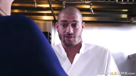 Il capo è sexy e scopa con uno dei cuochi, che bambola!