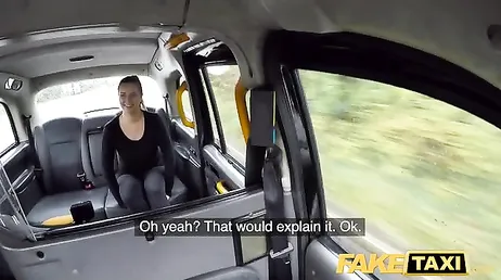 La zia resta nel taxi con le tette per aria, che scena...