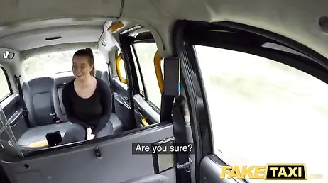 La zia resta nel taxi con le tette per aria, che scena...