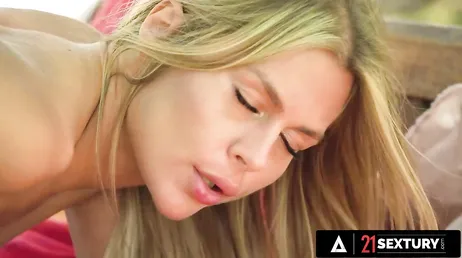 Alexis Crystal and Zlata Shine eat each other's pussies at will, uuf!