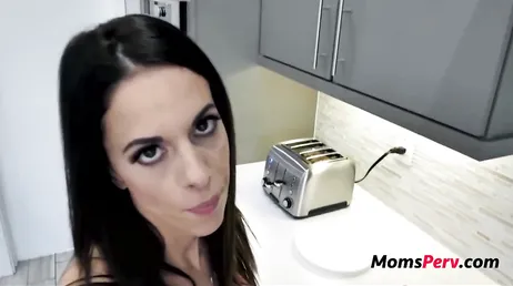 Wat een spleet heeft deze brunette meid onder haar broek...