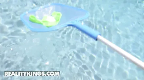 Harley Haze dans la piscine avec son garçon.. Quelle bonne baise !