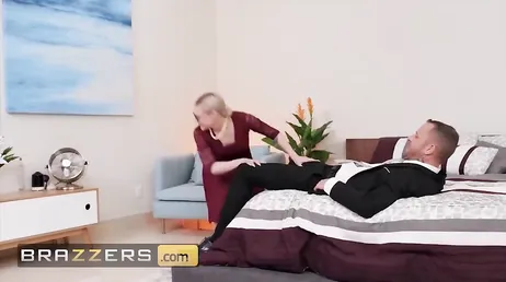 Scott Nails tar allt över den blonda Emma Hix rumpa..