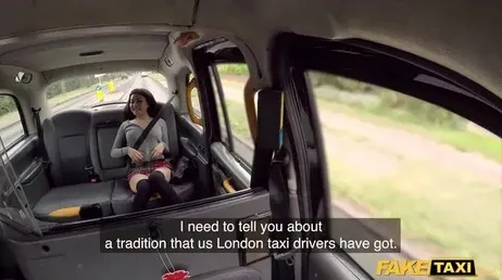 Asiatisk slampa äter den här taxichauffören, vilken slyna hon är..