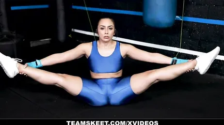 El profesor de kick boxing tiene sexo con Lily Hall, casi nada..
