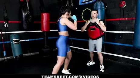 El profesor de kick boxing tiene sexo con Lily Hall, casi nada..