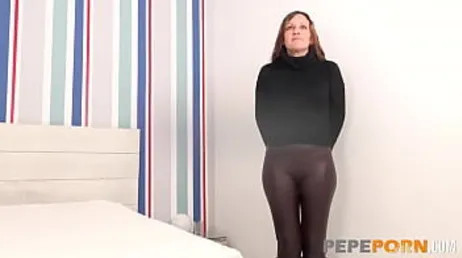 Cette MILF espagnole avait désespérément envie d'essayer une bonne bite..