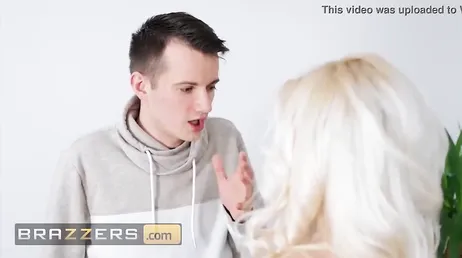 Finalement cette femme finit par baiser le petit ami de sa fille..