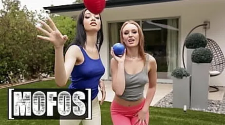 Jag har Daisy Stone och Scarlett Bloom fästa vid min kuk...