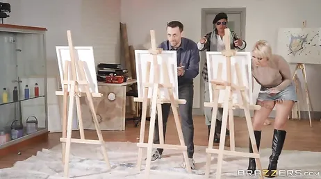 Danny D geeft zijn hele pik aan dit sletterige blonde model.