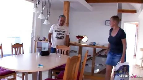 Baiser cette femme au foyer excitée, elle en avait besoin maintenant !