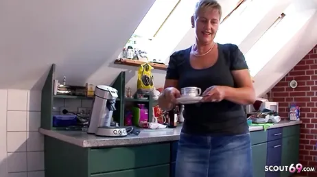 Baiser cette femme au foyer excitée, elle en avait besoin maintenant !