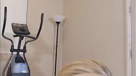 La MILF Sara Jay mange de la bite et baise dans la salle de gym à domicile..
