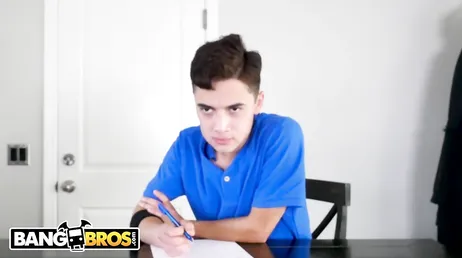 Venha aqui, somos meio-irmãos.. Não há problema em fodermos juntos!