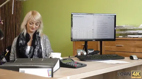 The blonde lets herself be touched during the job interview...