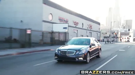 Le gangster prévoit de bien baiser Nikki Benz.