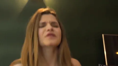 La nieta se pone cachonda cuando está a solas con el abuelo..