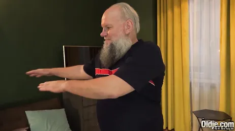 La nieta se pone cachonda cuando está a solas con el abuelo..