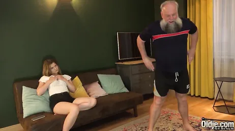 La nieta se pone cachonda cuando está a solas con el abuelo..