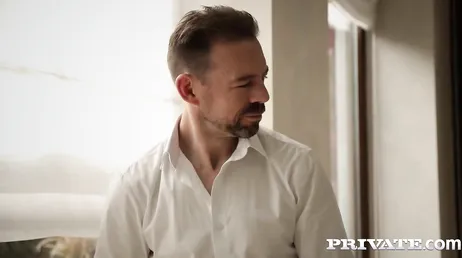 Hur saftig fittan till den ryska Darcy Dark är, en brutal hane..