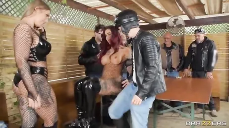 Esse grupo de motociclistas faz toda orgia masculina, ugh!