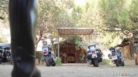 Esse grupo de motociclistas faz toda orgia masculina, ugh!