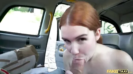 Kaira Love, une rousse qui couche avec le chauffeur de taxi..