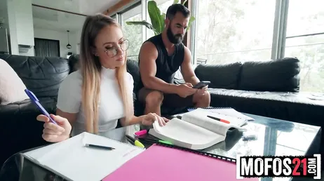 Diese Studentin hört mit dem Lernen auf und will hart gefickt werden.