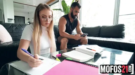 Diese Studentin hört mit dem Lernen auf und will hart gefickt werden.