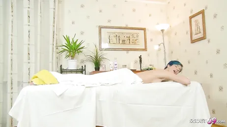 De masseuse kan het kutje van deze twintigjarige niet weerstaan.